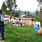 El técnico Edison Huiza Borda responsable del proyecto de plagas emergentes en plena charla en el Centro Poblado de Alto Parcco