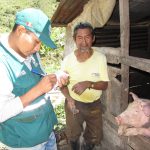 Tomando datos para otorgar el certifcado de vacunación contra PPC