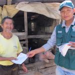 Técnico vacunador otorgando certificado de vacunación