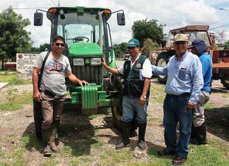 Minagri – Agro Rural: Entregan tractores a asociaciones de banano de Piura para trasladar cosechas