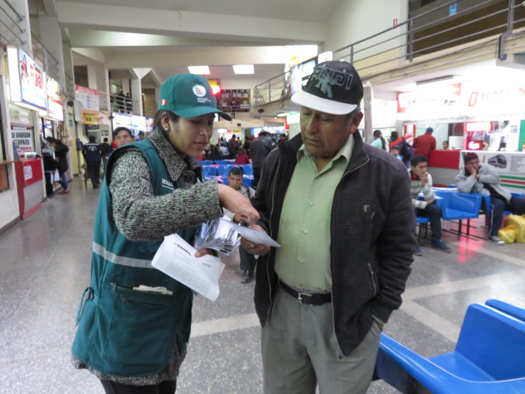 Cusco: Senasa orienta a pasajeros para evitar ingreso de Mosca de la fruta