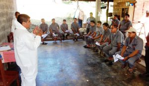 Senasa - Trabajadores de granja avícola son capacitados en bioseguridad